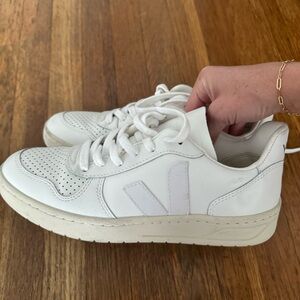 White Veja’s V-10